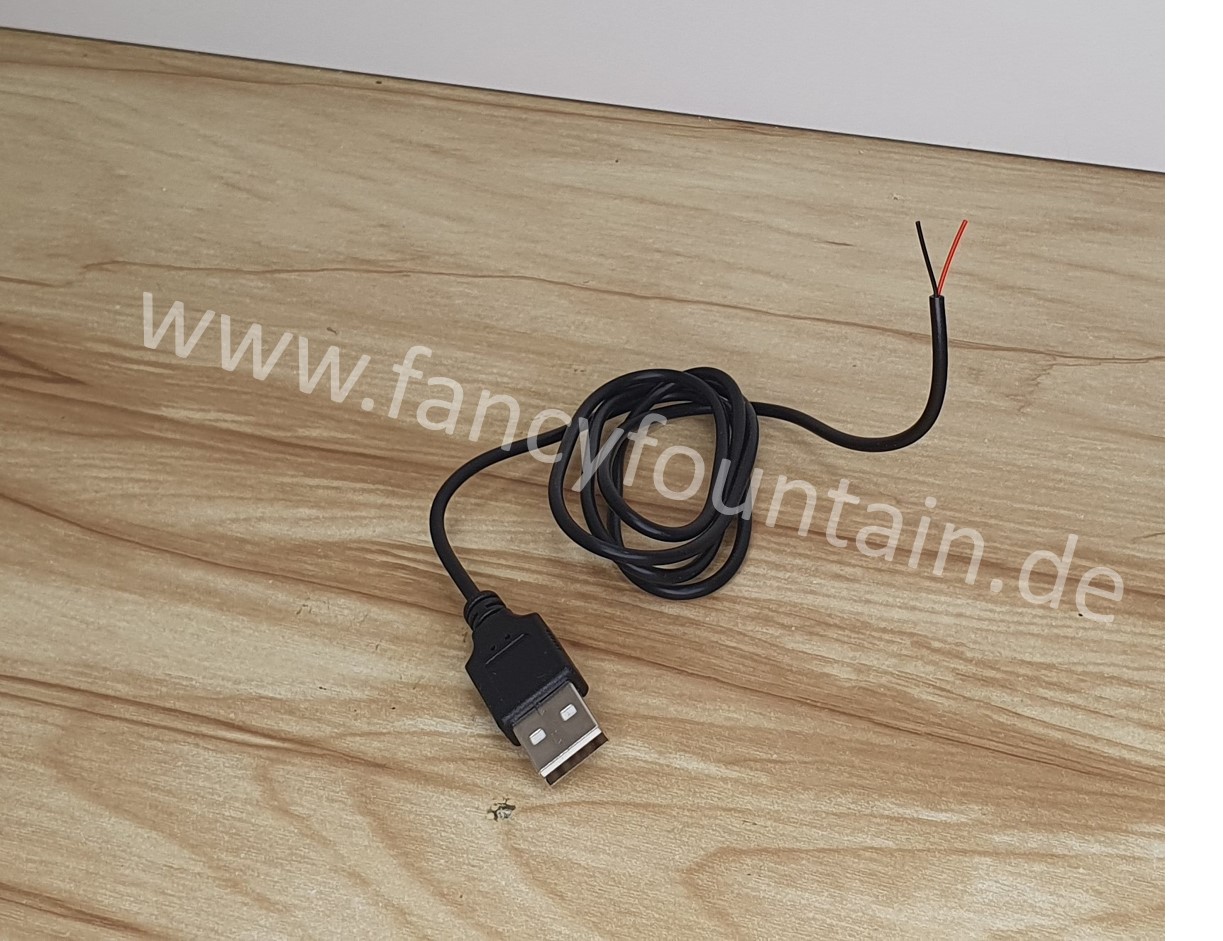 Dieses Bild zeigt ein USB Kabel auf dem der USB Enstecker abgeschnitten ist und zwei Adern abisoliert sind. 